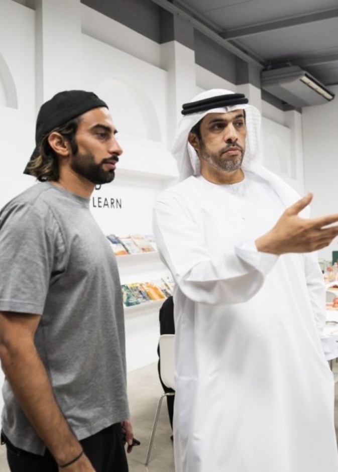 الفنان الإماراتي مطر بن لاحج يُضفي لمسته الإبداعية إلى مجتمع الفنون والثقافة النابض في دبي مع سكيتش آرت كافيه و سكيتش ستوديو