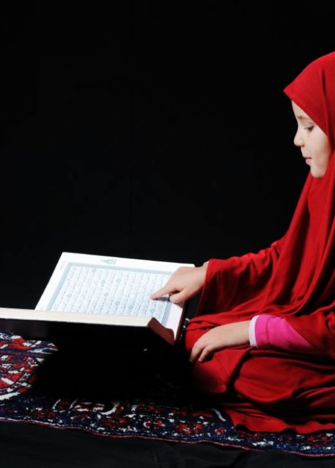 الطفل سيقوم بتقليد والدته حتى في عاداتها بقراءة القران