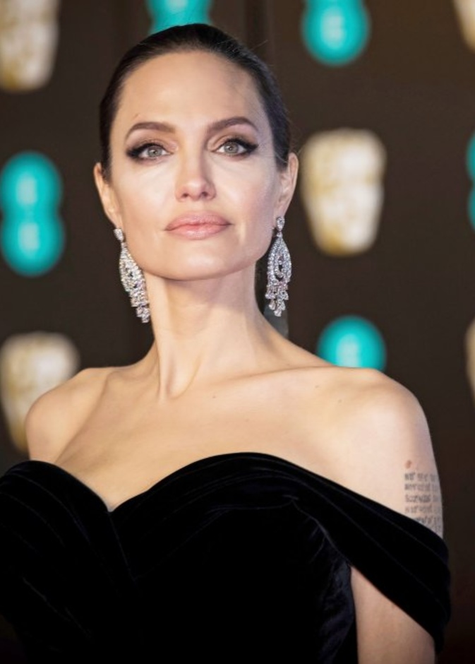 انجلينا جولي بأقراط ماسية متدلية