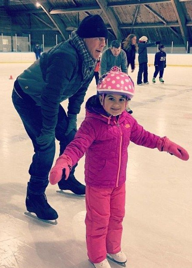 بروس ويليس يتزلج مع ابنته ذات الأربع أعوام في نيويورك بالأمس
