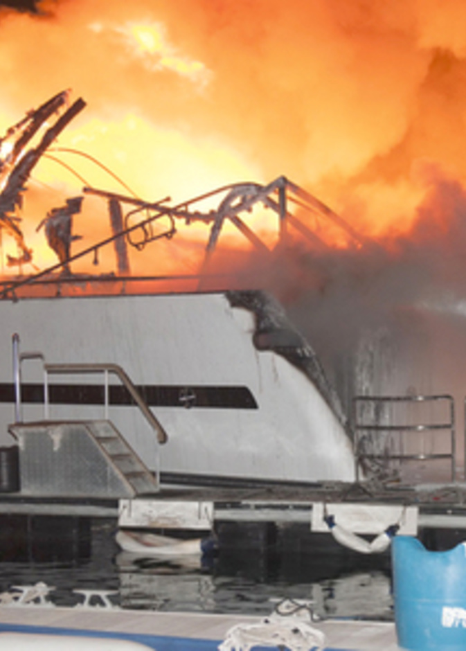 أثناء قيام الدفاع المدني بالتعامل مع الحريق