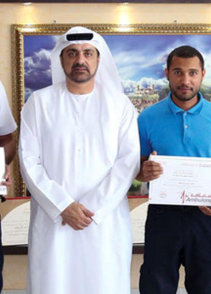 خليفة بن دراي يكريم المسعفين احمد بدر، وحسن عبدالله لنجاحهما في انقاذ الفتاة