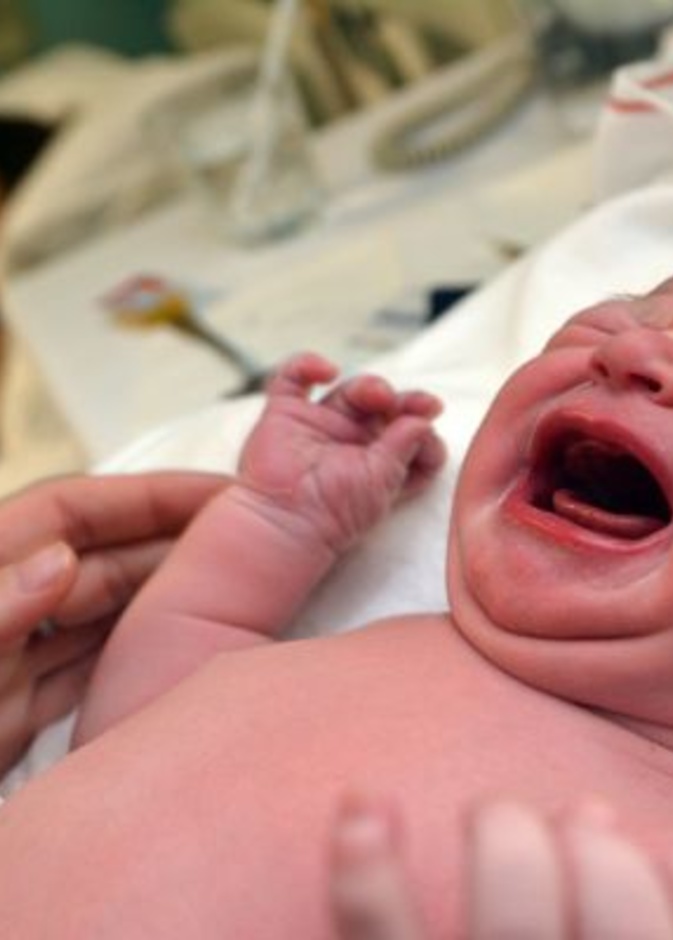 ما هو سبب صراخ الطفل بمجرد خروجه من بطن امه