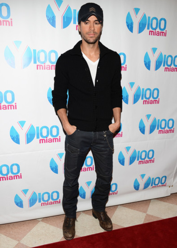 نسق انركي اغليسياس بنطلون جينز مع توب قطنية باللون الأسود