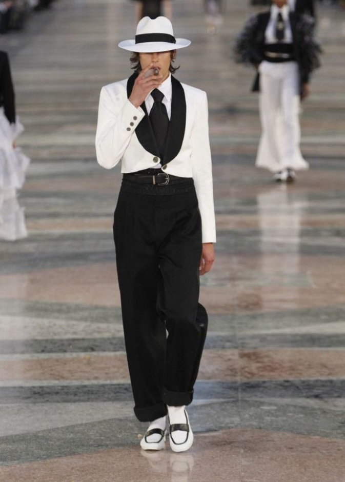 اطلالة رسمية بالجاكيت القصيرة و البنطلون العريض من  شانيل Chanel