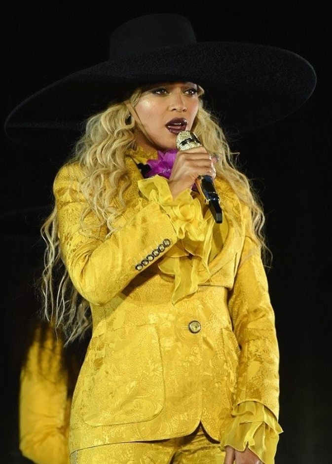 بيونسيه تتألق ببدلة صفراء وقبعه سوداء كبيرة خلال حفلها بالأمس في نيوجيرسي
