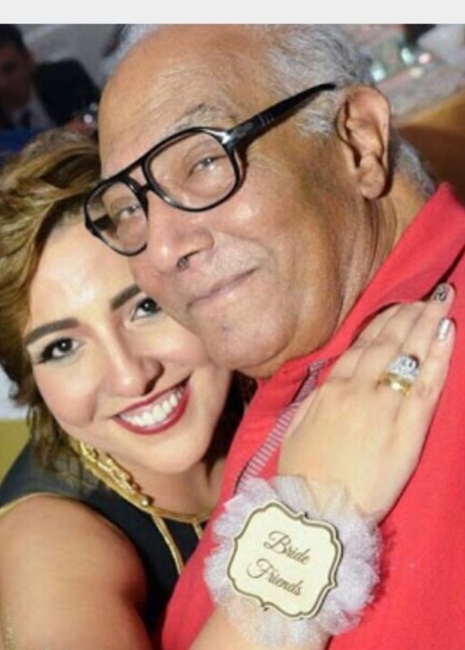 مي اختارت صورتها مع والدها لصفحتها الرسمية