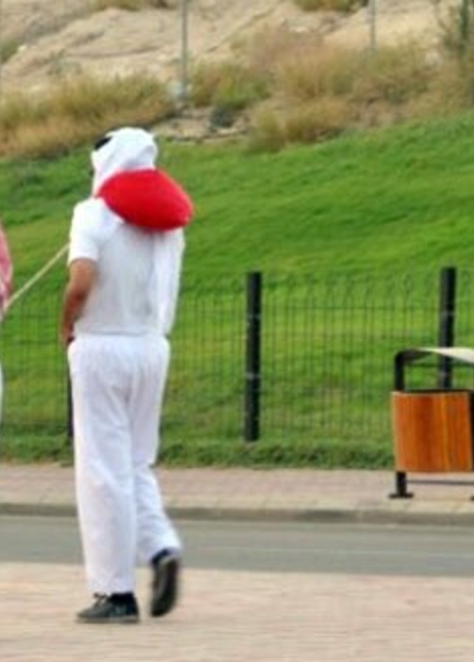 الشباب الذين يرتدون السروال والفلينة دائما مايخفون وجوههم