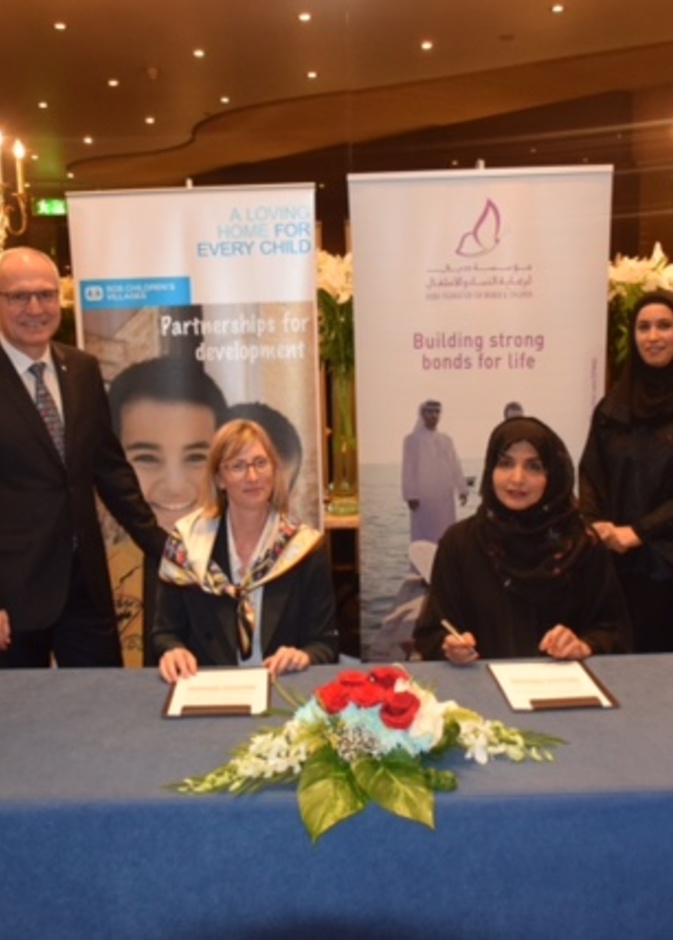 السيدة عفراء البسطي والسيدة نيكول نصار أثناء توقيع الإتفاق