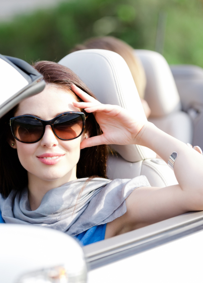 المرأة أفضل من الرجل في قيادة السيارة .. فما السبب؟