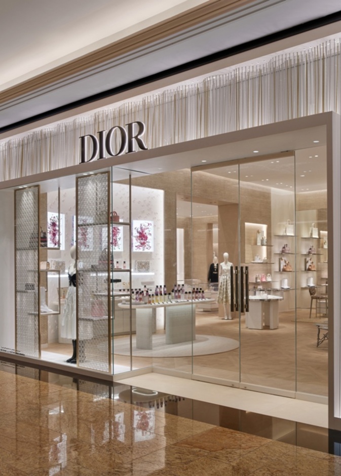 "ديور" تعيد افتتاح بوتيكها في مول الإمارات