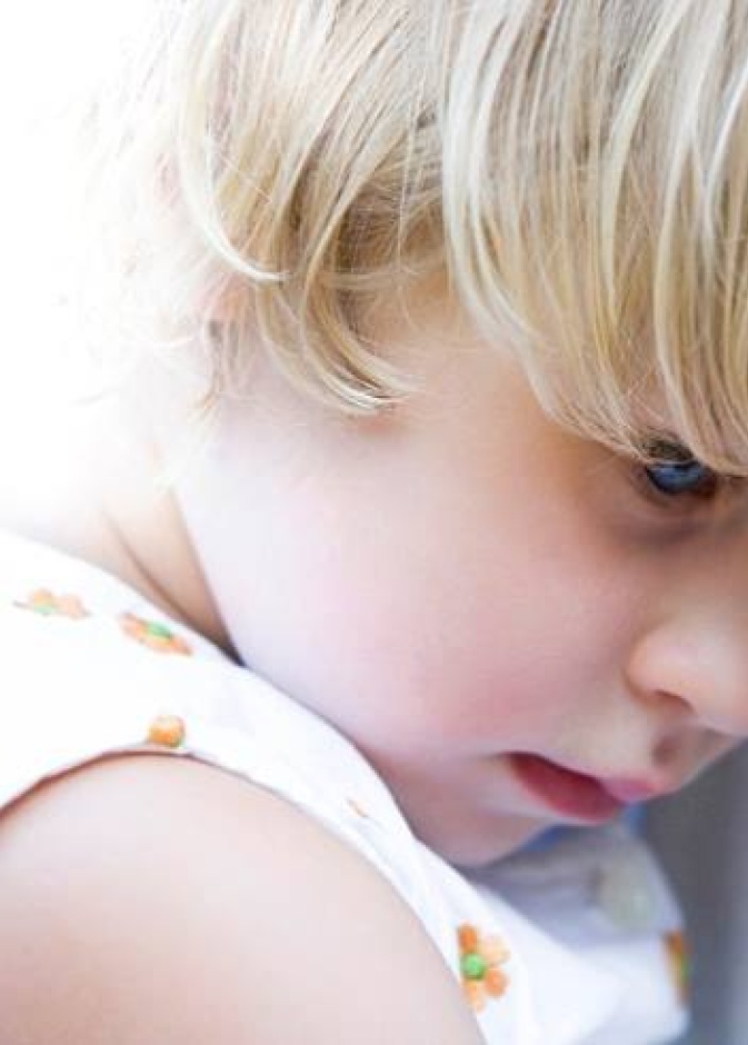 كيف تتعاملين مع طفلك الخجول؟