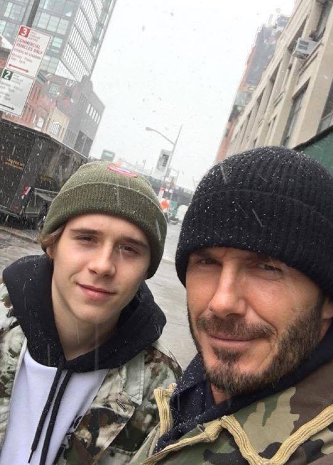 من شابه أباه فما ظلم! بروكلين بيكهام و والده في إطلالة متشابهة .. من الأوسم؟