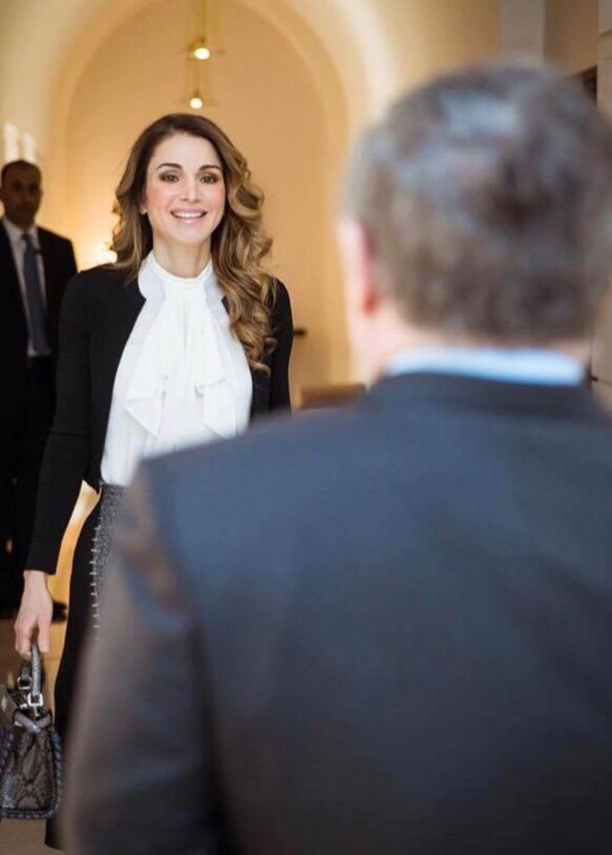 الملكة رانيا لدى انضمامها للملك عبد الله الثاني خلال لقائهم مع مجموعة من أسر شهداء الأردن