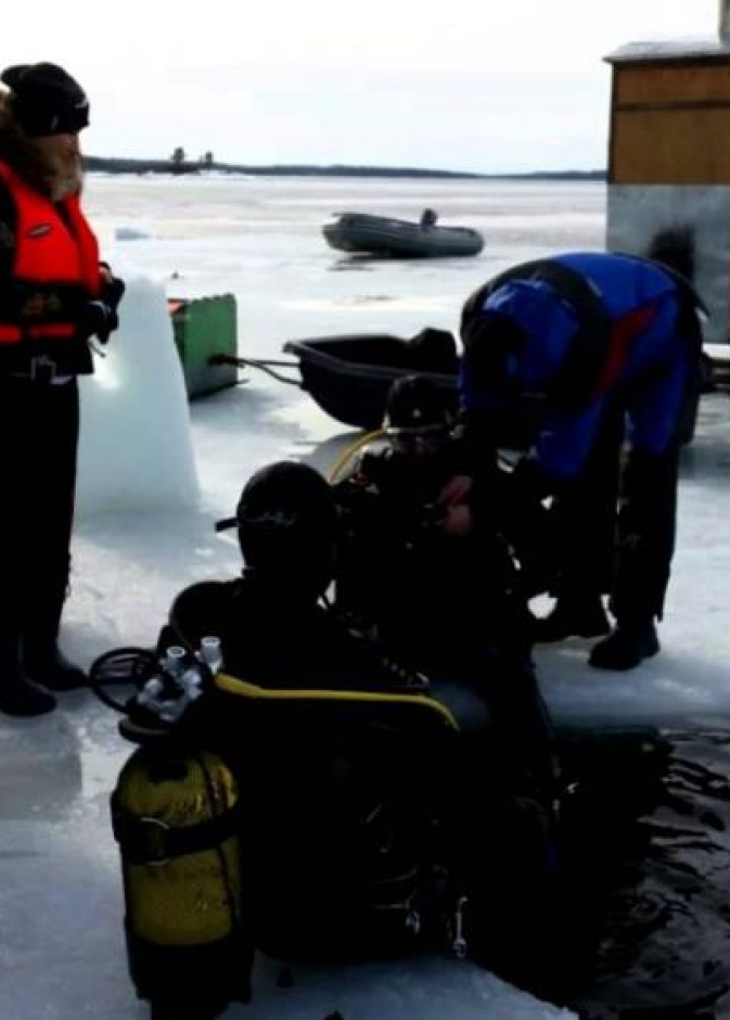 مريم أثناء استعدادها للغوص