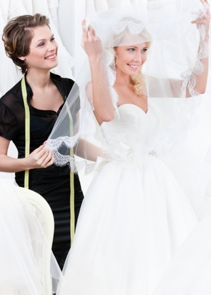تجربة فستان الزفاف للمرة الأولى