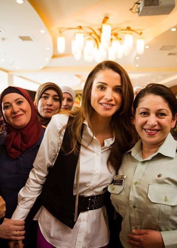 الملكة رانيا تتوسط عدد من السيدات الاردنيات خلال ملتقى لهن بمناسبة يوم المرأة العالمي