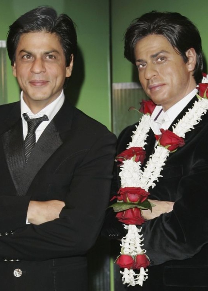 شاروخان بجانب تمثاله