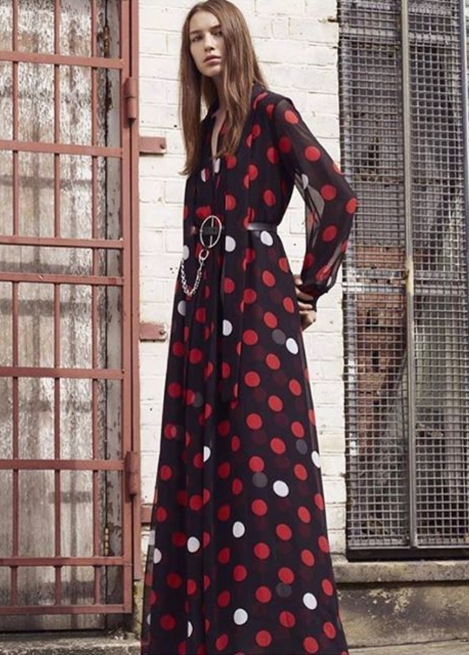 فستان عصري ومميز من Alexander Mcqueen متوفر لدى رباعيات