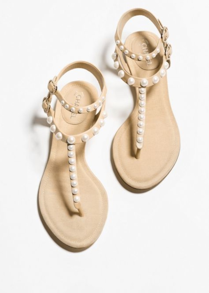 صندل مسطح الكعب مزين باللؤلؤ من شانيل Chanel