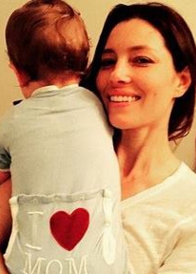 جاستن تمبرليك ينشر صورة زوجته جيسيكا بيل وابنهما على الانستقرام بمناسبة يوم الام