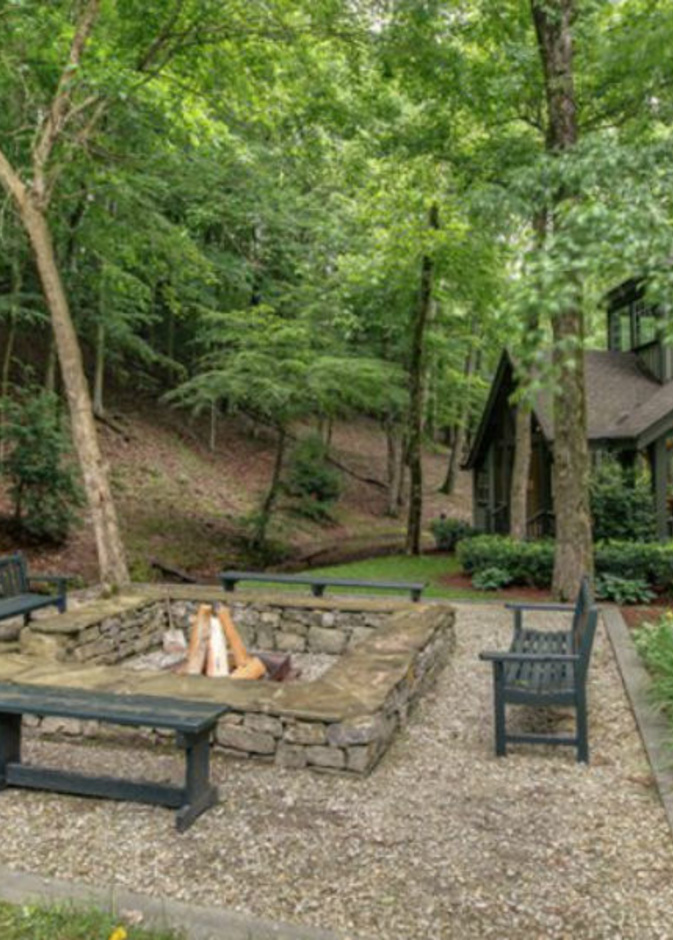 جلسة خارجية بين الطبيعة مع مصاطب للجلوس