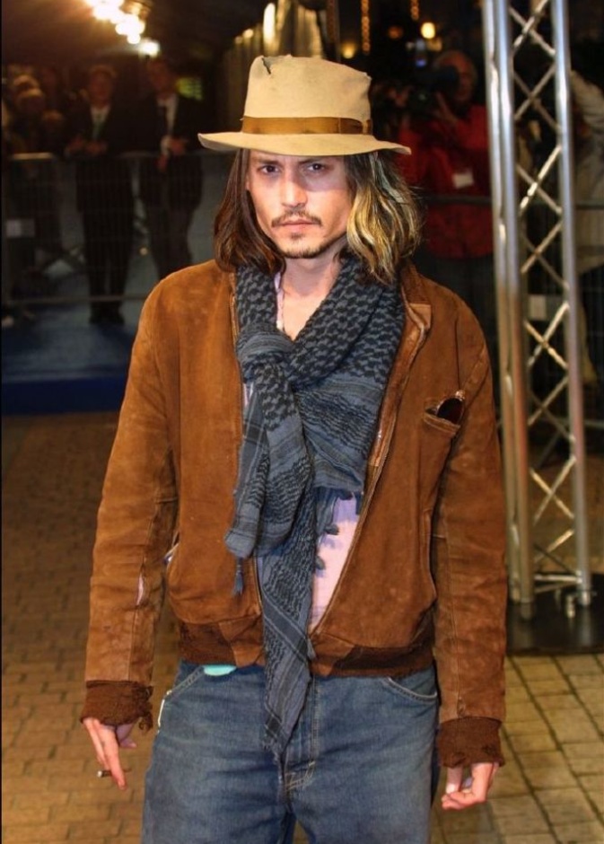 في كثير من الأحيان يستوحي جوني ديب اطلالاته من المتشردين