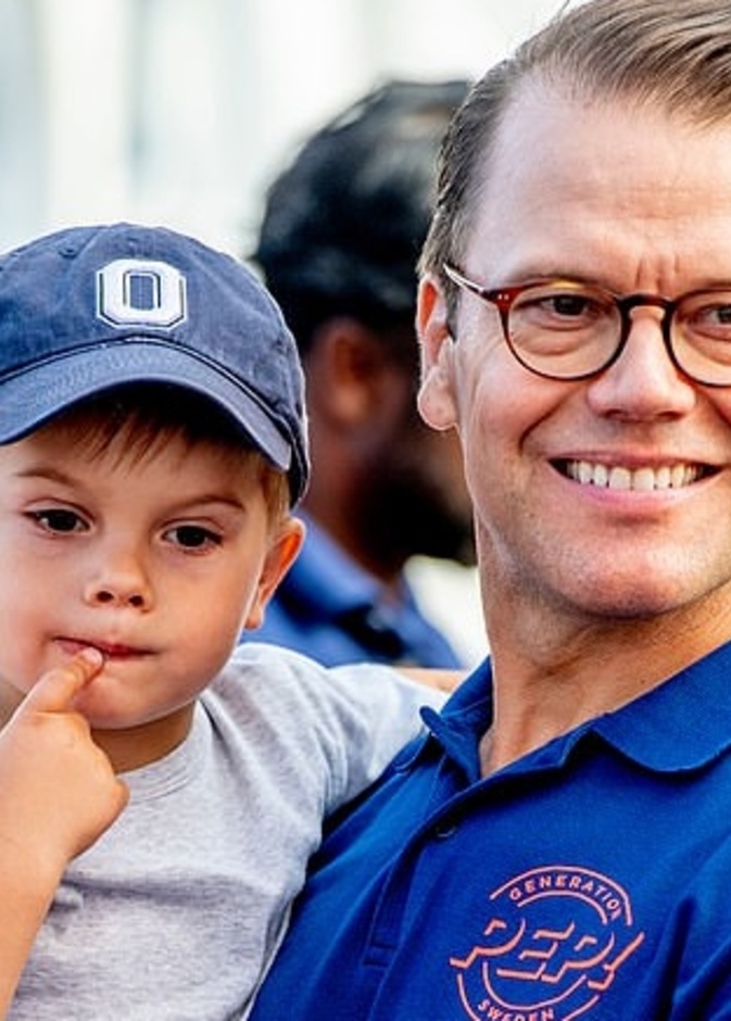  الأمير دانيال يحمل ابنه الأمير أوسكار