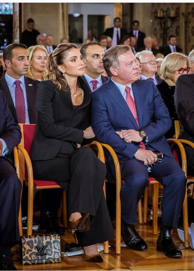 الملك عبدالله والملكة رانيا يداً بيد في رومانسية الحب في زيارتهما الأخيرة إلى ألمانيا!