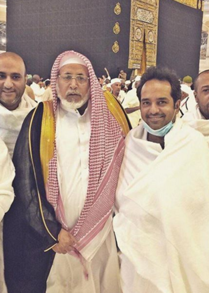 راشد الماجد يؤدى مناسك العمرة