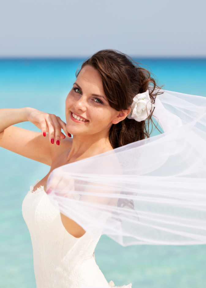 المناكير الأحمر لعروس يوم الحب