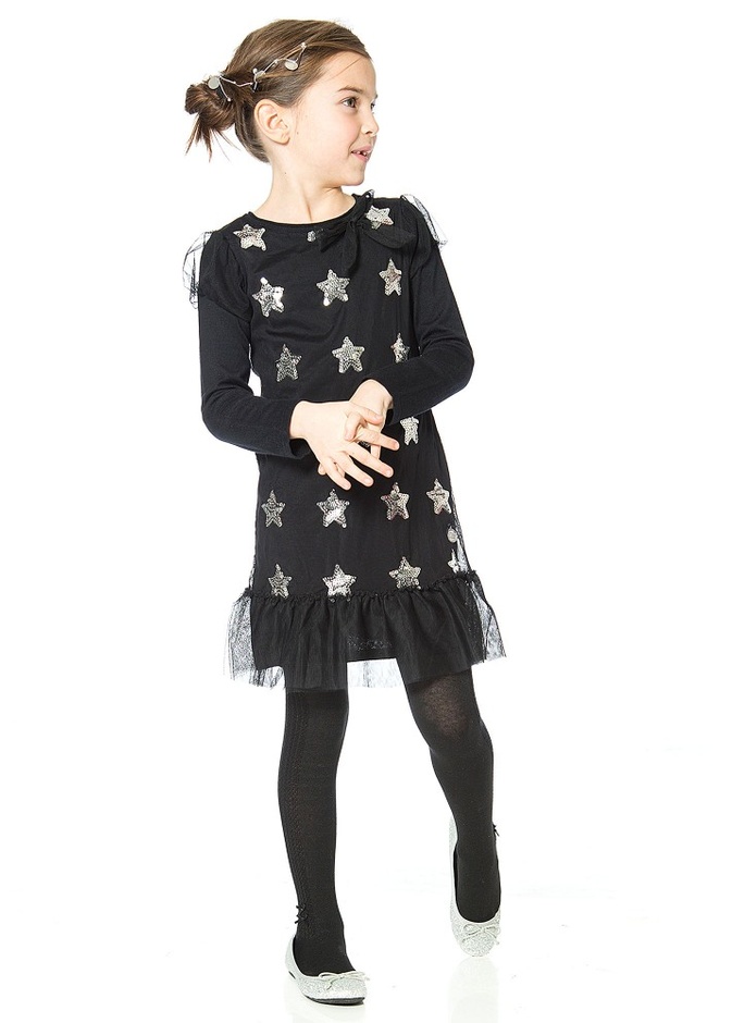 اختاري رسمة أو طبعة مميزة على الفستان الأسود