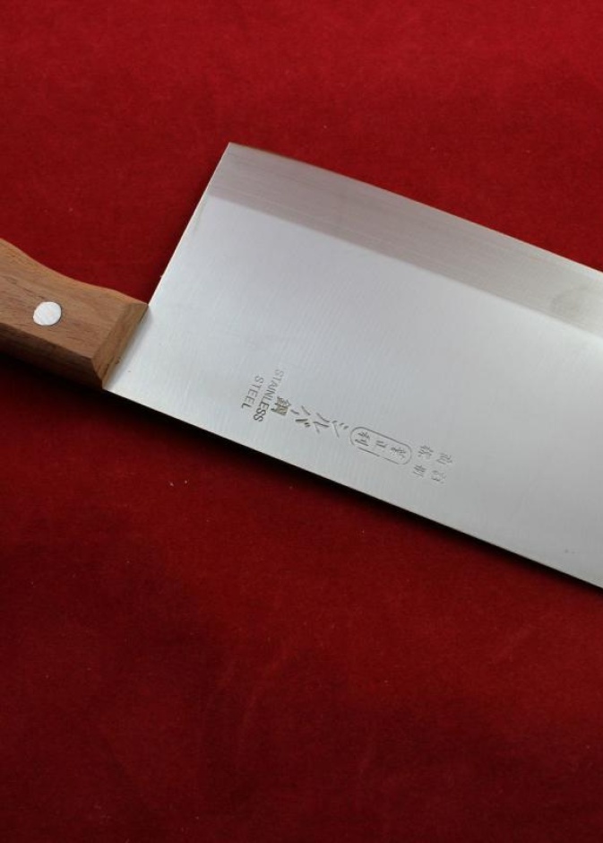 خادمة تنهي حياة مسنة وابنتها بساطور 