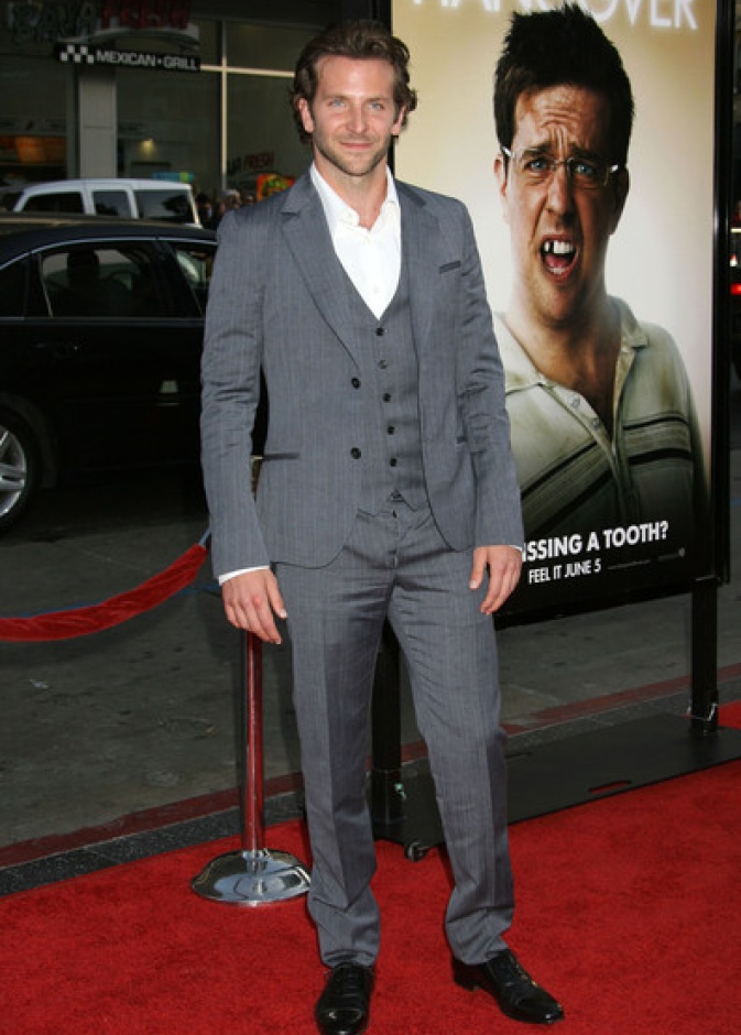 برادلي كوبر في بدلة رمادية ذات تصميم عصري