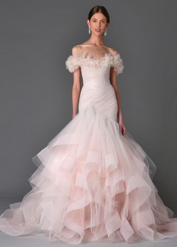 فستان ذو تنورة بالكشاكش وباللون الزهري من ماركيزا Marchesa