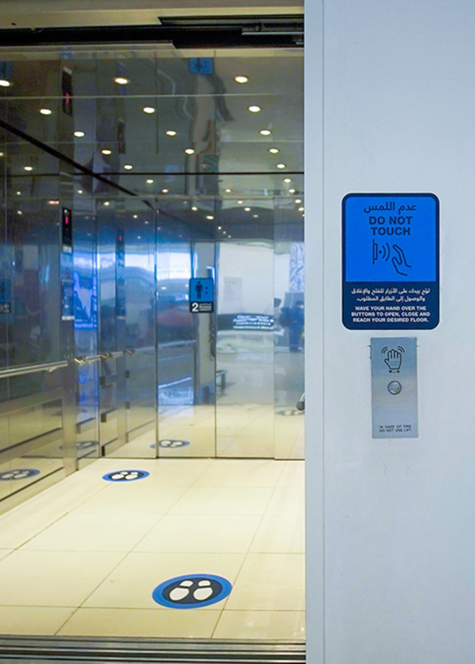مطار أبوظبي الدولي يوفر أنظمة تحكم لاتلامسية بالمصاعد لبيئة خالية من فيروس كورونا