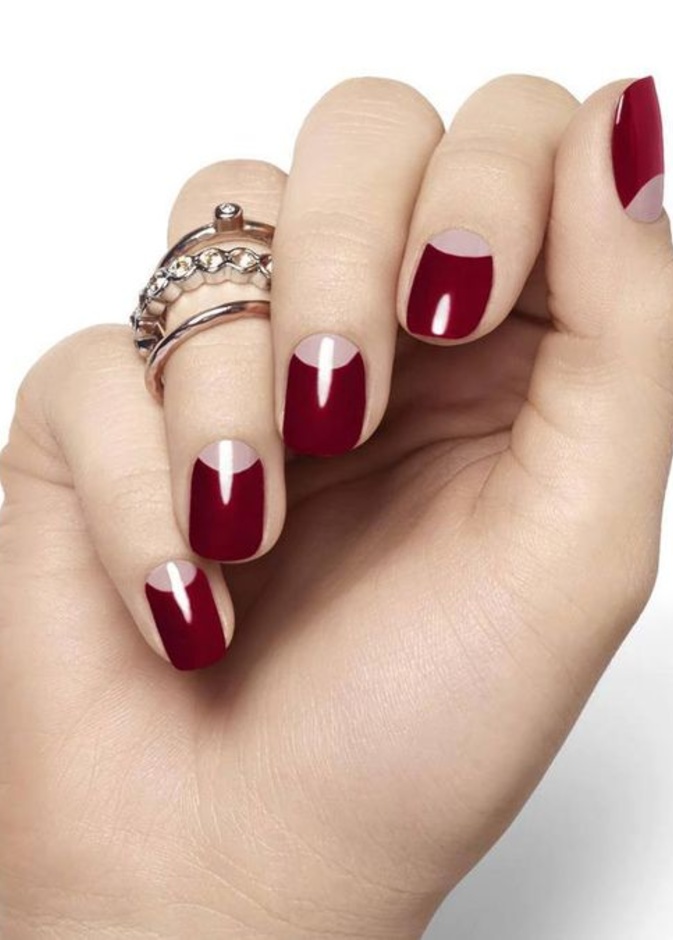 اظافر بنقشة نصف القمر