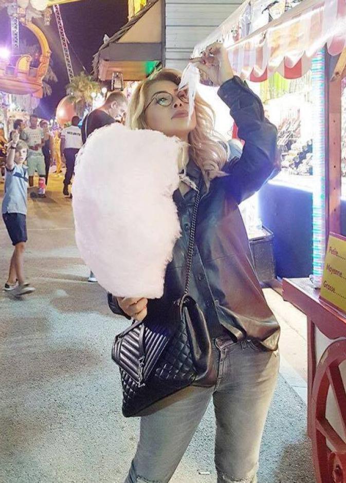يبدو أن نوال الزغبي قررت العودة لطفولتها، والاستمتاع بإجازتها في كان وتناول غزل البنات