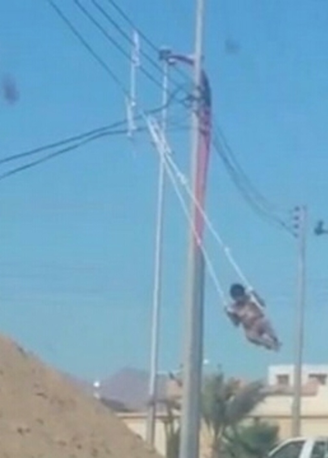  الاطفال يتارجحون على الاسلاك