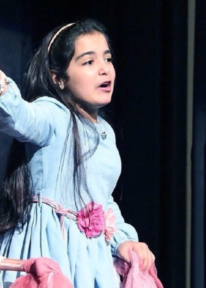 غلا أول مودل  سعودية على طفل متحرك