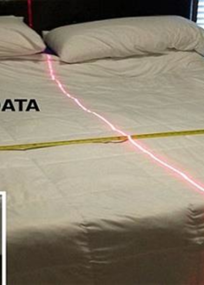 أمريكي يستخدم الليزر لتقسيم السرير مع زوجته