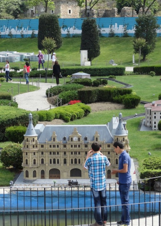 متحف وحديقة ميني تورك بأنه موطن لمجموعة رائعة من المجسمات والنماذج المصغرة لأعظم المعالم المميزة