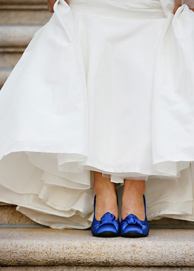 كوني جريئة واختاري الأزرق لوناً لحذائك يوم الزفاف