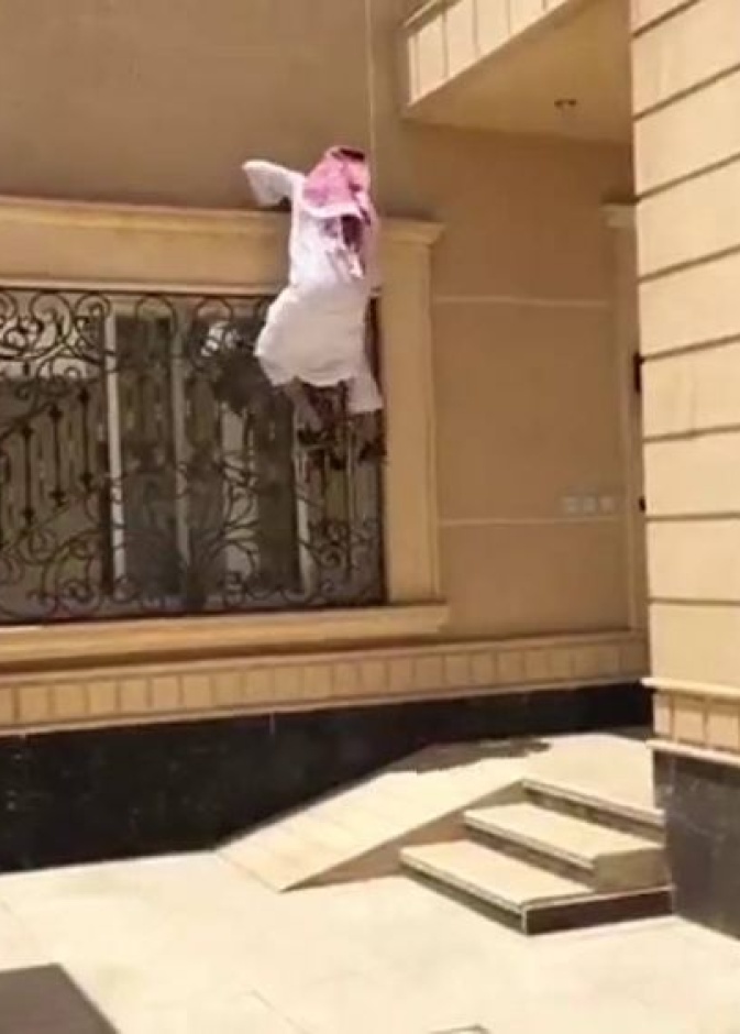 لحظة تسلق الشاب لمنزله من الفيديو 