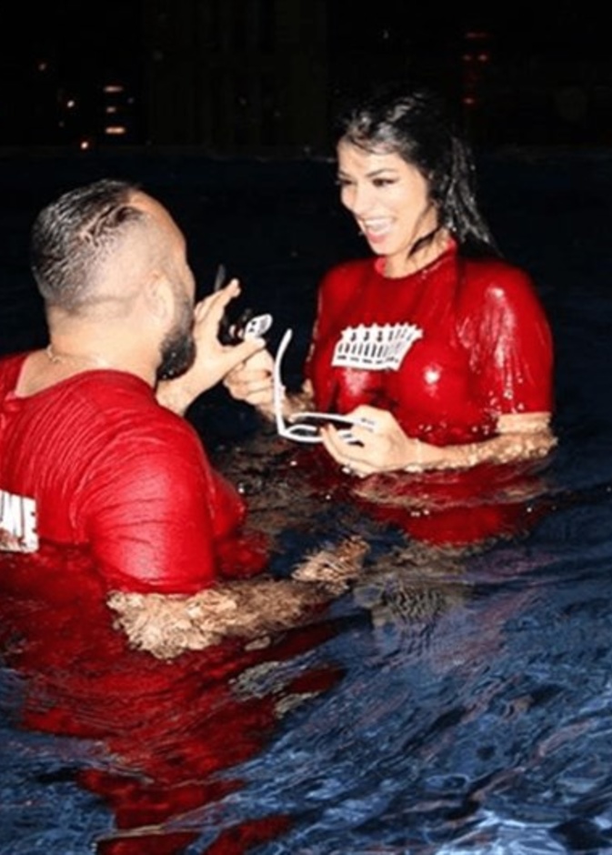 لقطة مميزة للعروسين في بركة السباحة