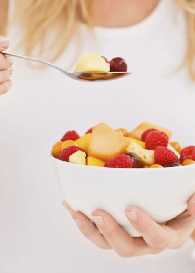 من الاخطاء تناول الفواكه بعد الافطار مباشرة 