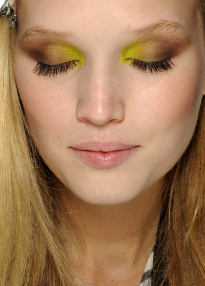 مزيج بين البني والأصفر على عينيك