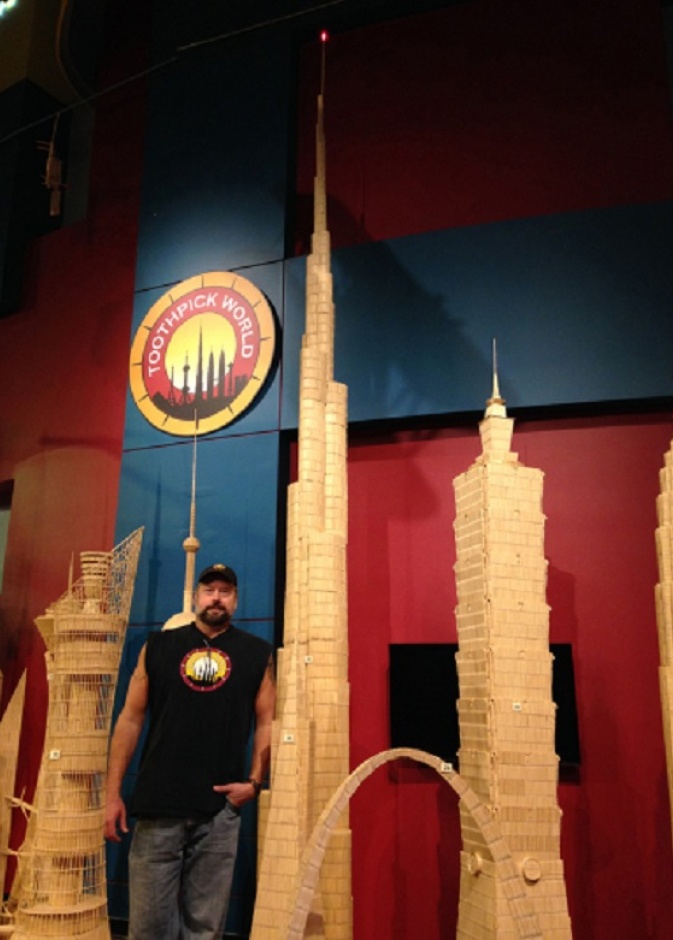 بالصور: نحات يدخل موسوعة غينيس بهيكل برج خليفة