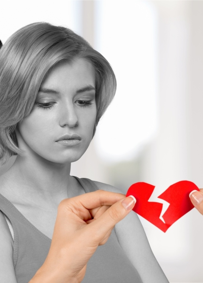 الصدمات العاطفية تؤذي قلب المرأة