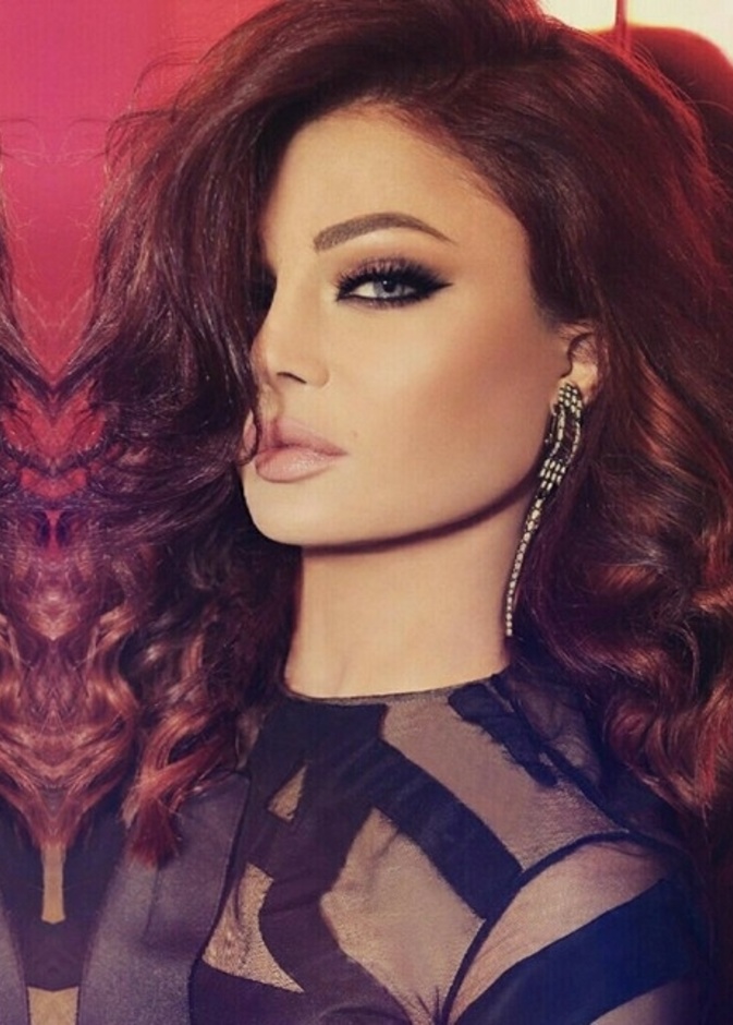 هيفاء وهبي وايلاينر اسود مسحوب